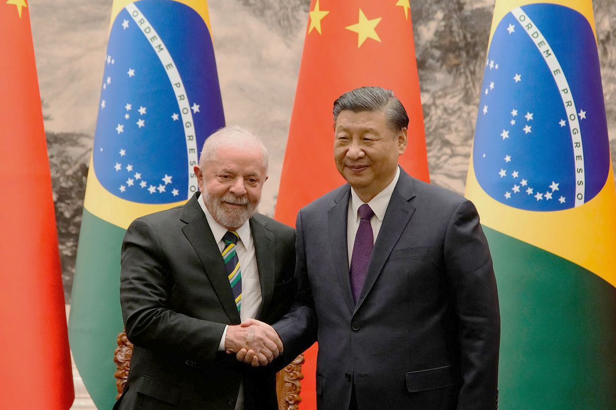 Chinese President Xi Jinping (R) and Brazil's President Luiz Inacio Lula da Silva 