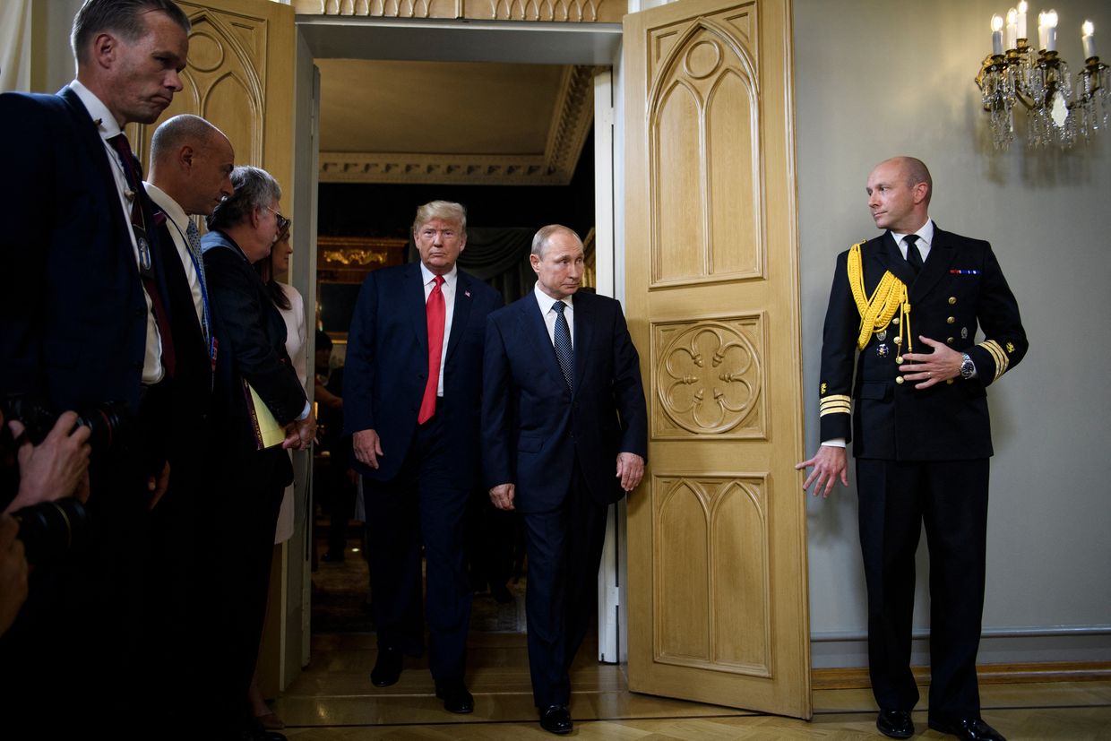 El presidente estadounidense Donald Trump (centro izquierda) y el presidente ruso Vladimir Putin (centro derecha) llegan a una reunión en el Palacio Presidencial de Finlandia en Helsinki, Finlandia. 