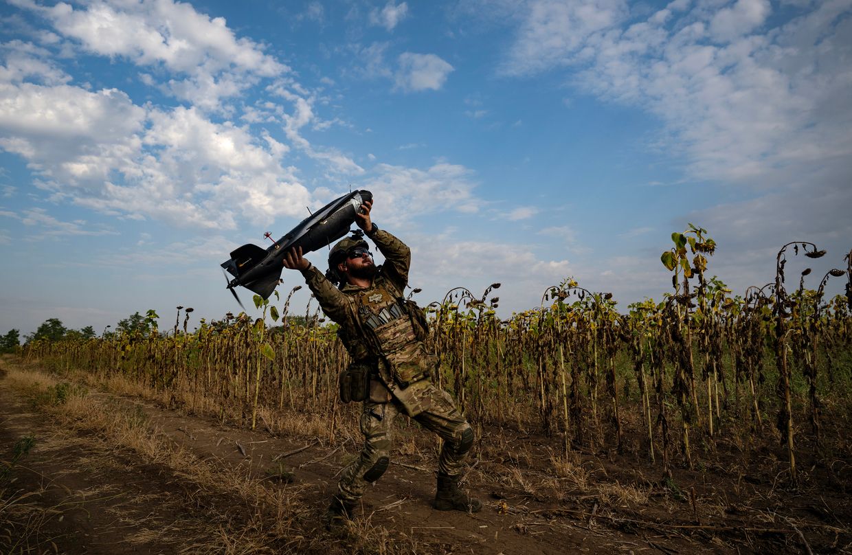 Sambist del Ejército de Voluntarios de Ucrania lanza un dron de vigilancia que su equipo volará sobre el territorio ocupado por Rusia desde una posición en el Óblast de Zaporizhzhia.