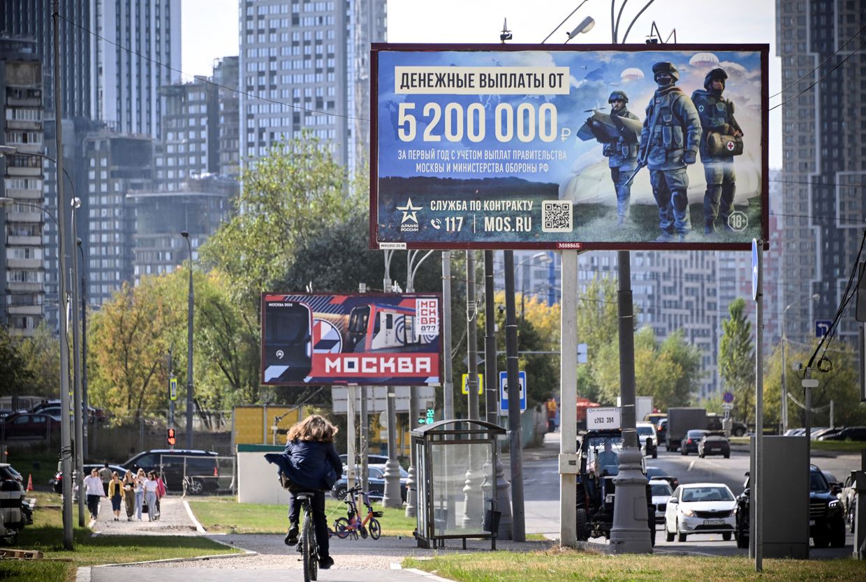 A billboard promoting contract army service and reading "5 200 000 rubles for the first year of the contract" (about USD 57 000)