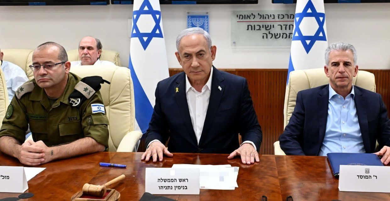 Israeli Prime Minister Benjamin Netanyahu (C) holds a meeting with the Security Cabinet