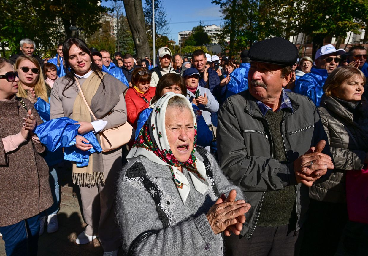     Supporters "Ons feest" Kandidaat Renato Usati luistert naar zijn toespraak tijdens een verkiezingsbijeenkomst buiten het parlement in Chisinau op 18 oktober 2024.