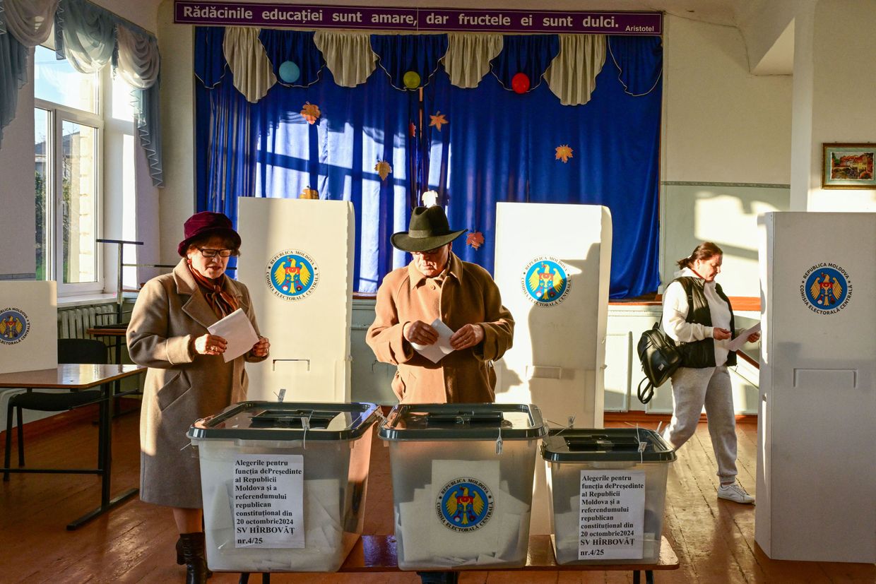 La gente vota en las elecciones presidenciales y en el referéndum de la UE en un colegio electoral en Hirbovat, Moldavia, el 20 de octubre de 2024.