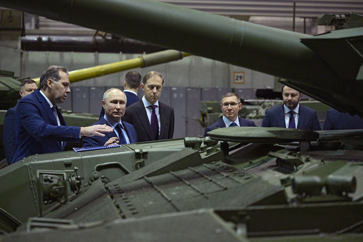 Putin under pressure to declare war on Ukraine, but experts say Russia isn't ready