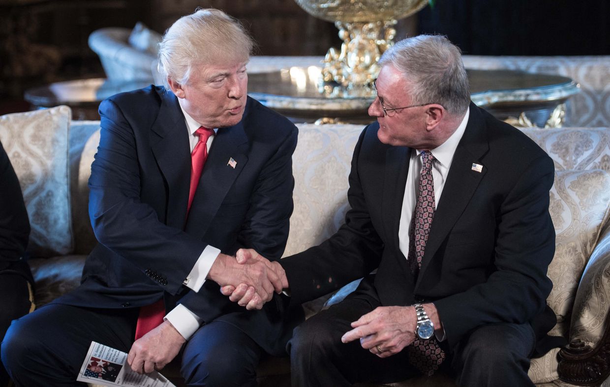  U.S. President Trump shakes hands with Keith Kellogg after naming him chief of staff to H.R. McMaster in Florida on Feb. 20, 2017.