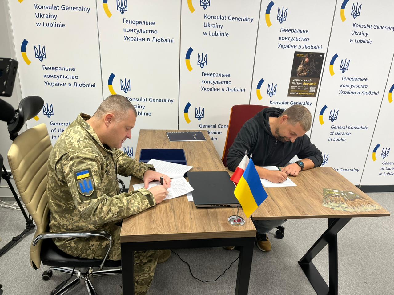 Ukrainian volunteers in Poland sign contracts with Armed Forces