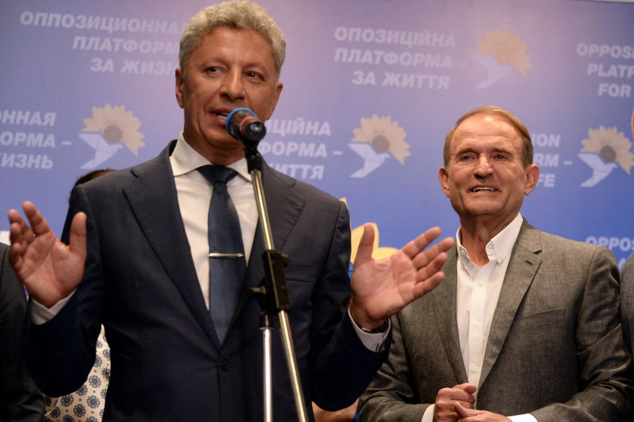 Viktor Medvedchuk en Yuriy Boyko, de leiders van Platform-For Life van het Oekraïense Hooggerechtshof, spreken op het verkiezingshoofdkwartier in Kiev, 21 juli 2019.