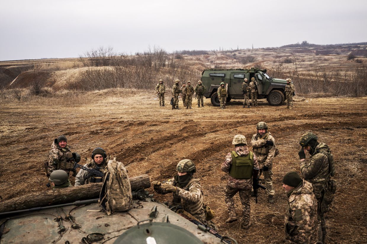 Soldados ucranianos entrenan cerca de la línea del frente en el Óblast de Donetsk, Ucrania, el 15 de marzo de 2024, en medio de la guerra en curso entre Rusia y Ucrania.