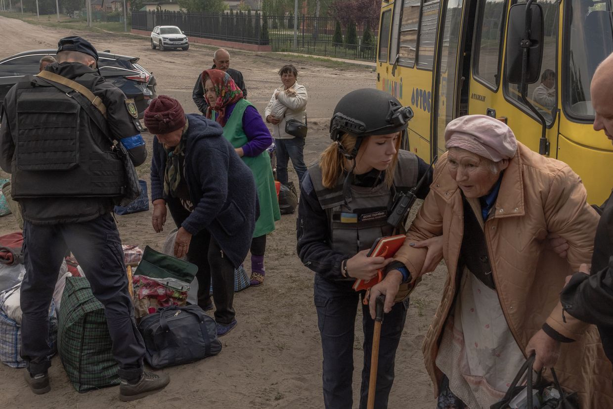 Los evacuados llegan en autobús a un punto de evacuación en la región de Kharkiv el 12 de mayo de 2024, en medio de la invasión rusa de Ucrania.