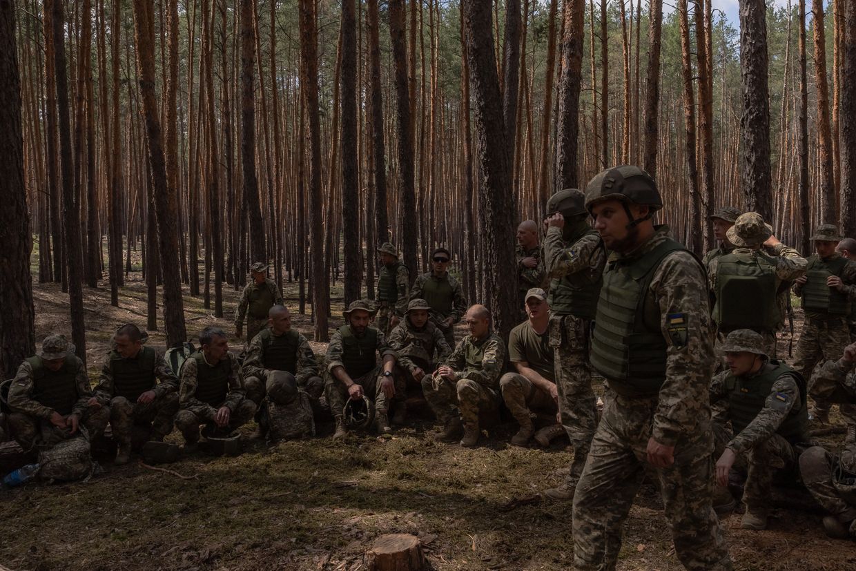 Convictos de la 92.ª Brigada de Asalto de Ucrania entrenan en un área no revelada en el Óblast de Járkov el 28 de junio de 2024, en medio de la invasión.