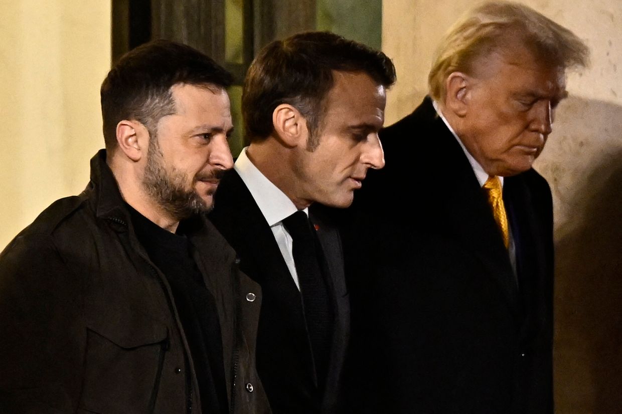  France's President Macron walks with U.S. President-elect Trump and Ukraine's President Zelensky in Paris on Dec. 7, 2024.