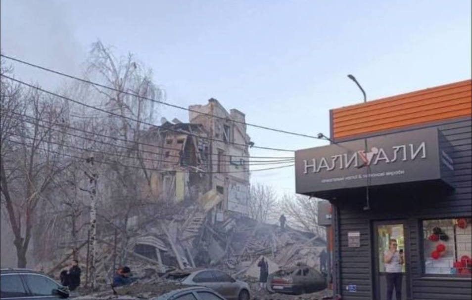 Russia strikes apartment building in Kryvyi Rih on Christmas Eve, at least 1 killed, 13 injured