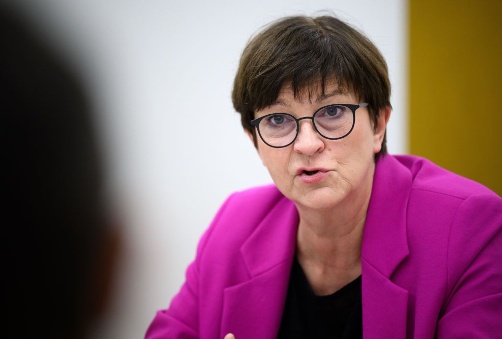 Leader of German social-democrats supports more phone calls between Scholz and Putin