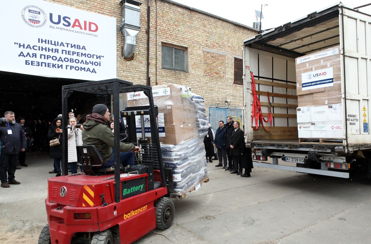 Más de 10 toneladas de semillas de verduras entregaron a 200k+ hogares en áreas de primera línea bajo USAID Agro en Kiev Oblast, Ucrania, el 12 de marzo de 2024.