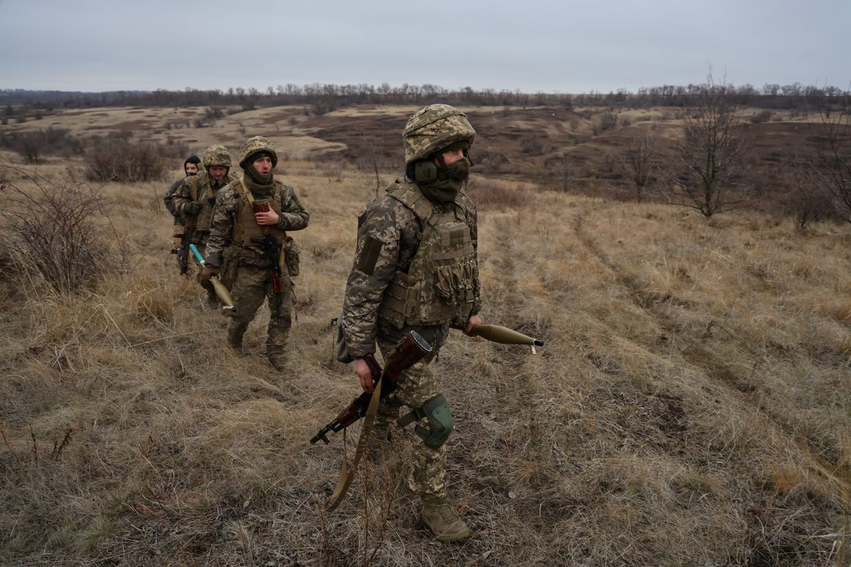 Reclutas de la 37.a Brigada de Infantería de Marina entrenan en un campo de tiro en el Óblast de Donetsk, Ucrania, el 24 de diciembre de 2024.