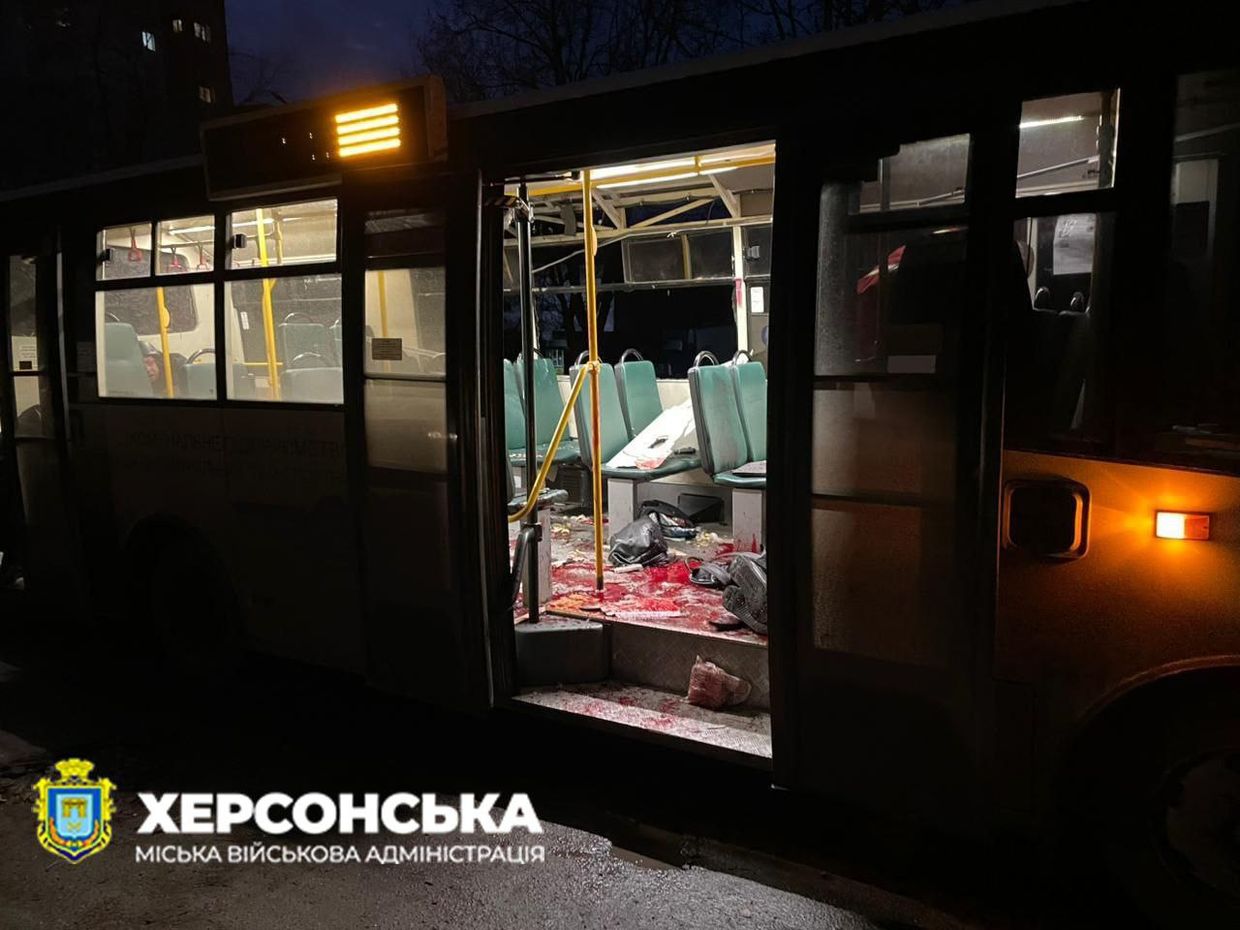 Russian drone attack against bus in Kherson, kills 1, injures 8