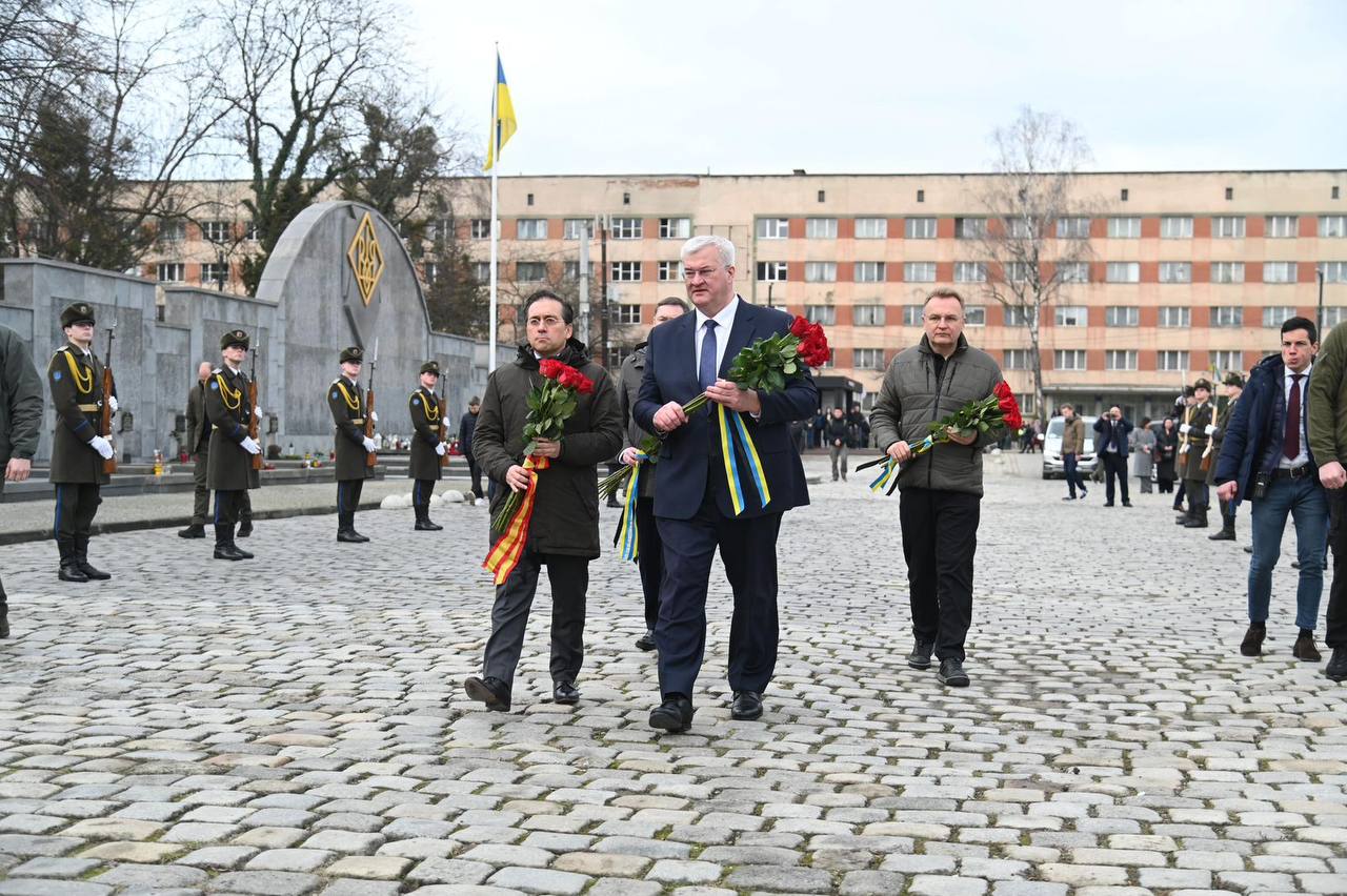 Spanish Foreign Minister Albares visits Ukraine to reaffirm support amid war