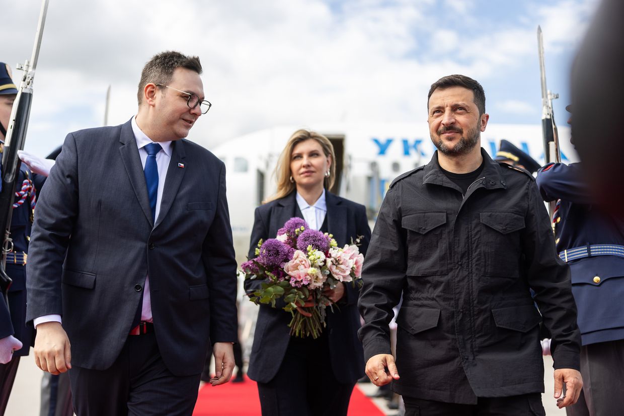Zelensky arrives in Czech Republic to discuss artillery, F-16 support