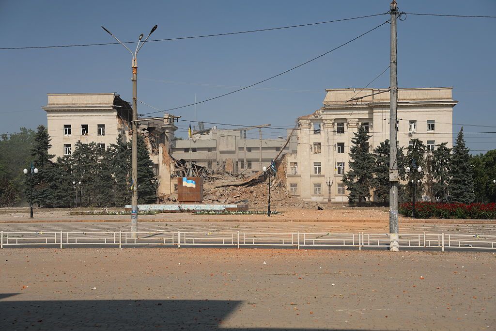 Russia bombs central Kherson, partially destroys regional administration building