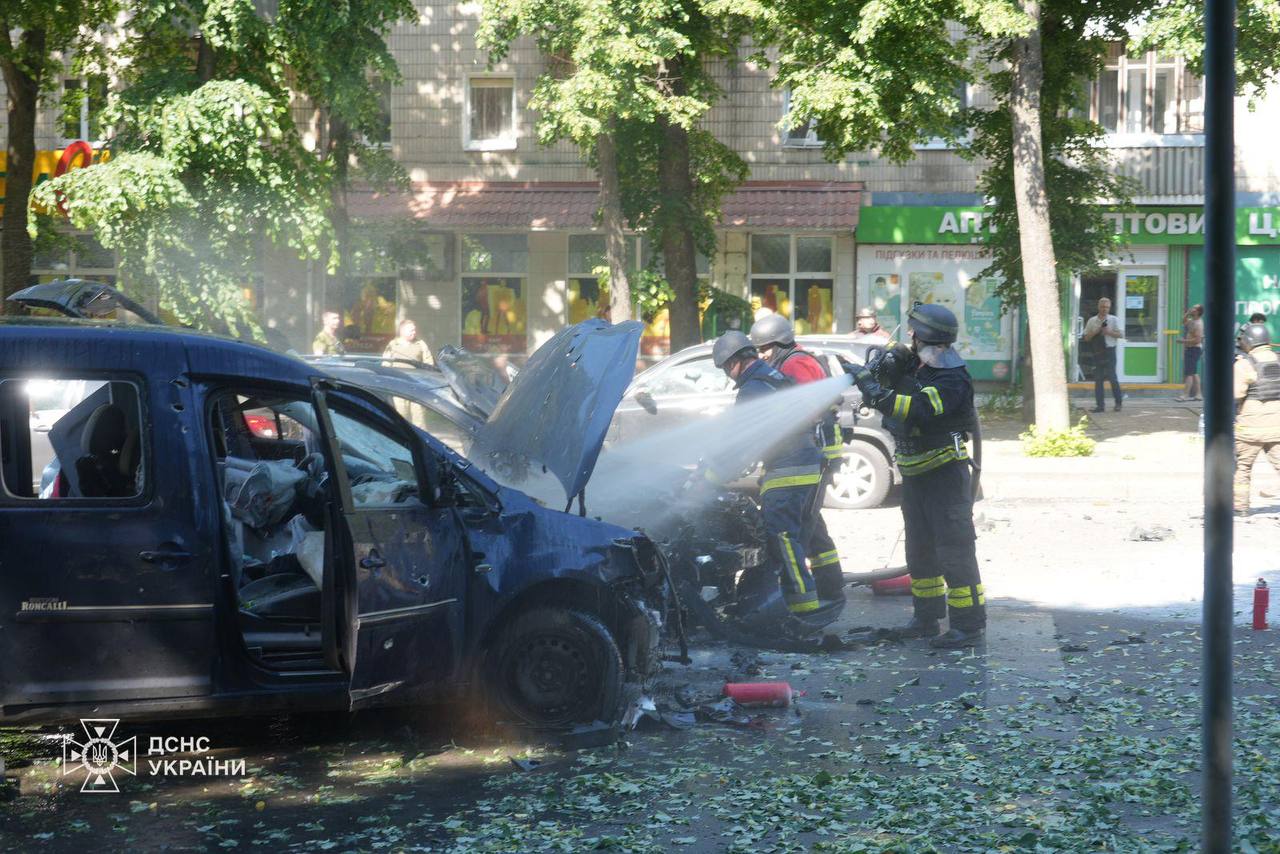 Russian strike on downtown Sumy kills at least 3, injures around 20, authorities say