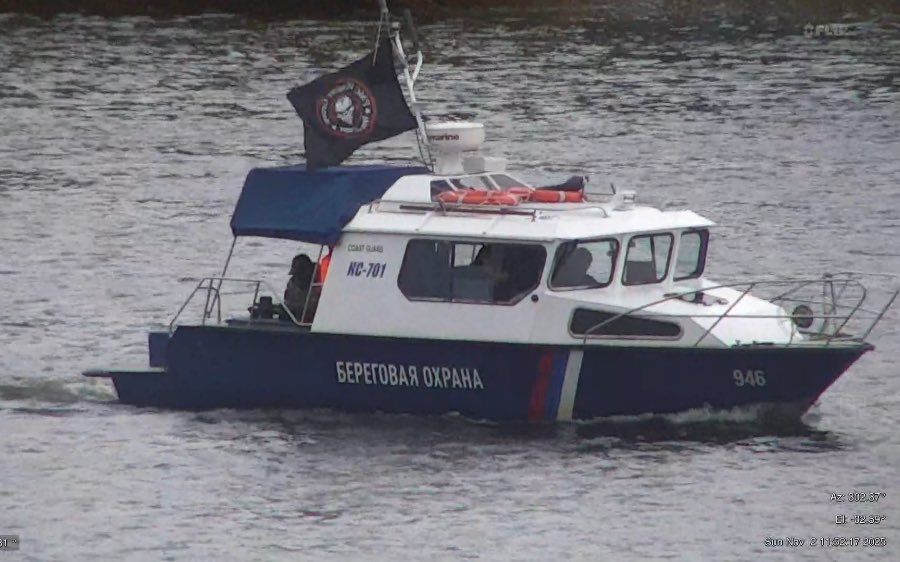 Boot der russischen Küstenwache mit Wagner-Flagge in der Nähe von Estland ...