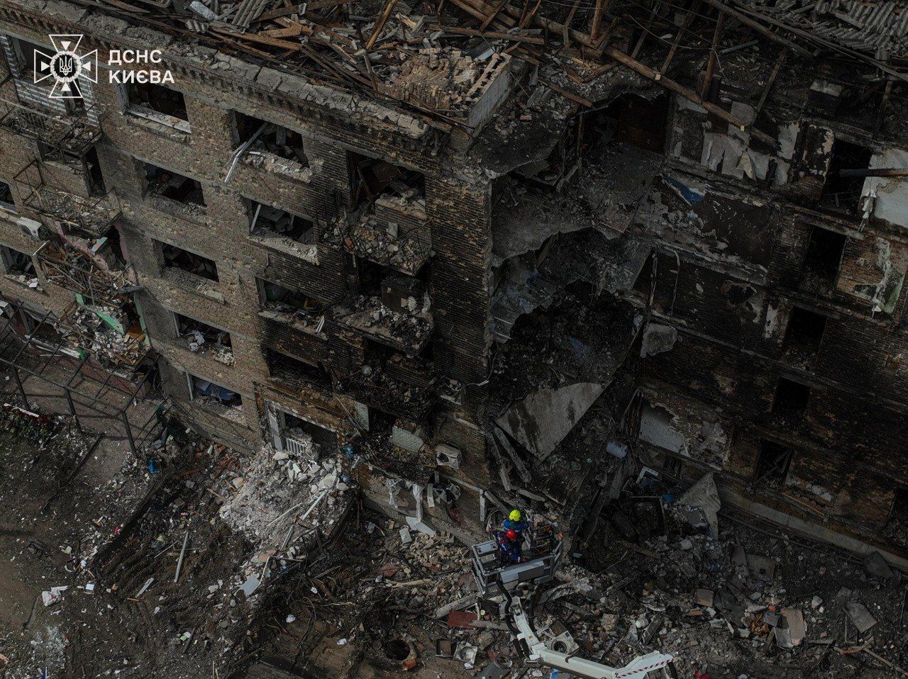 Russian attacks kill 6, injure over 100 across Ukraine over past day as Kremlin threatens intensified strikes on Kyiv