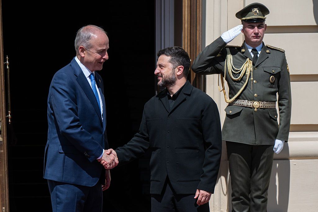 Tổng thống Volodymyr Zelensky bắt tay Thủ tướng Ireland Micheal Martin bên ngoài Cung điện Mariinskyi tại Kyiv vào ngày 23 tháng 7 năm 2026. (Danylo Antoniuk/Ukrinform/NurPhoto via Getty Images) (Ảnh: The Kyiv Independent)