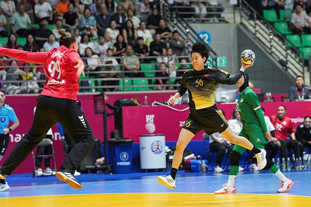 Cheng Yahan C of China competes during the preliminary round Group E handball match between China and Algeria at the 25th IHF Women's U20 Handball World Championship 2026 in Jinzhong, north China's Shanxi Province, June 24, 2026. (Yang Chenguang/Xinhua via Getty Images) (Ảnh: The Kyiv Independent)