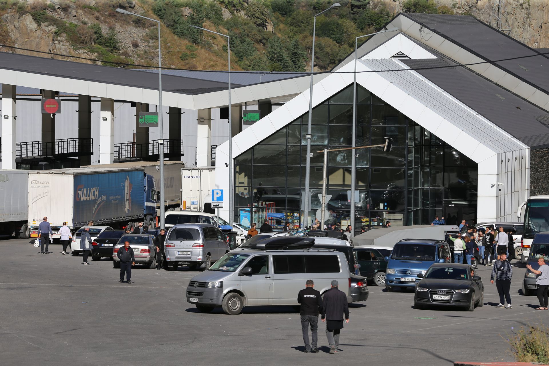More than 113,000 Russians cross into Georgia in a week as fears grow of new mobilization, Politico reports