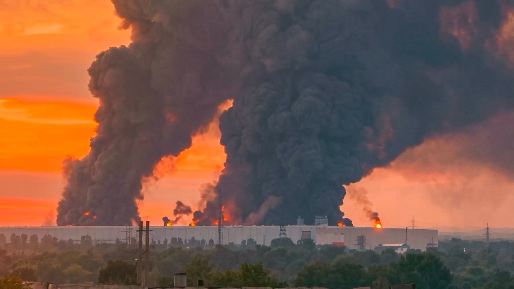 ⚡️ Major oil refinery, logistics center set ablaze in reported Ukrainian attack .