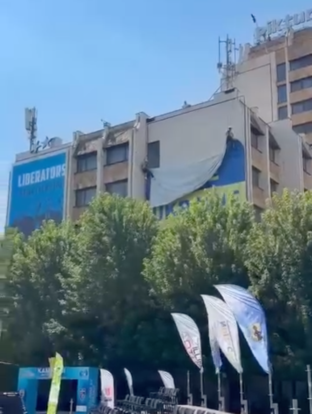 "Kosovo must be respected" — український прапор зняли з будівлі в Косові після візиту Зеленського до Сербії, що викликало суперечки