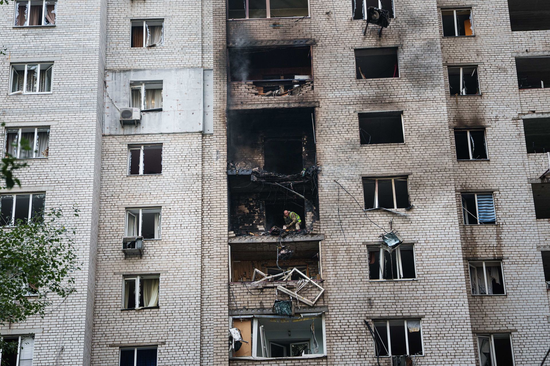 ⚡️ Russian overnight attack on Kyiv sets fires, damages buildings.