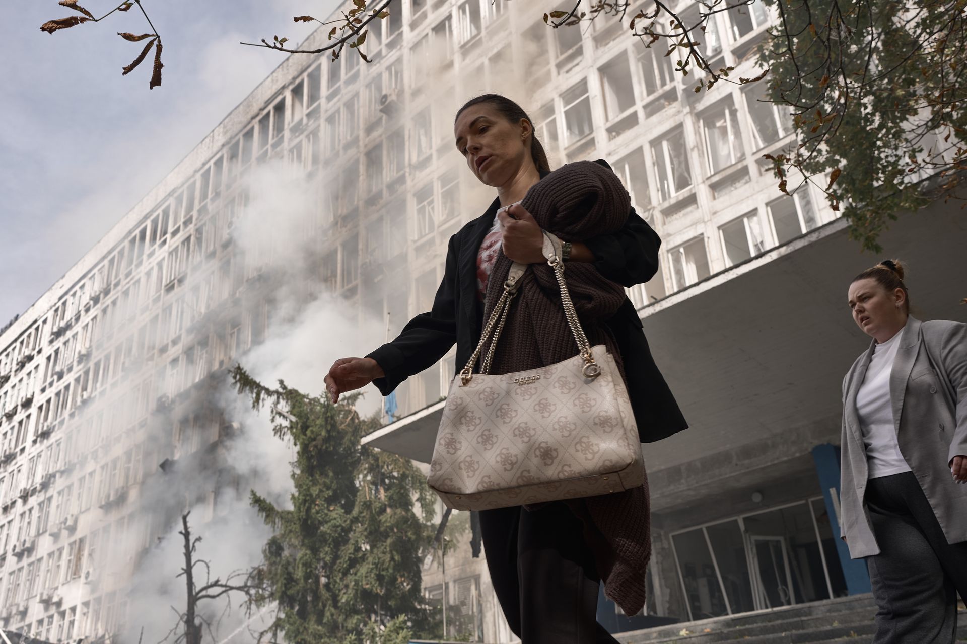 Russia puts Ukraines internet in its sights as attacks on Kyiv infrastructure intensify Russian strikes have hit multiple data centers and internet providers in Kyiv over the past two days, disrupting service for around 100,000 households as Moscow expands its attacks on Ukraines internet infrastructure.
Ukraines Digital Transformation Ministry said around 100,000 households in Kyiv and Kyiv Oblast experienced internet problems following the Sept. 23 drone attack, as specialists worked to assess the damage and restore stable service.
"This is the beginning of a phase where, sin