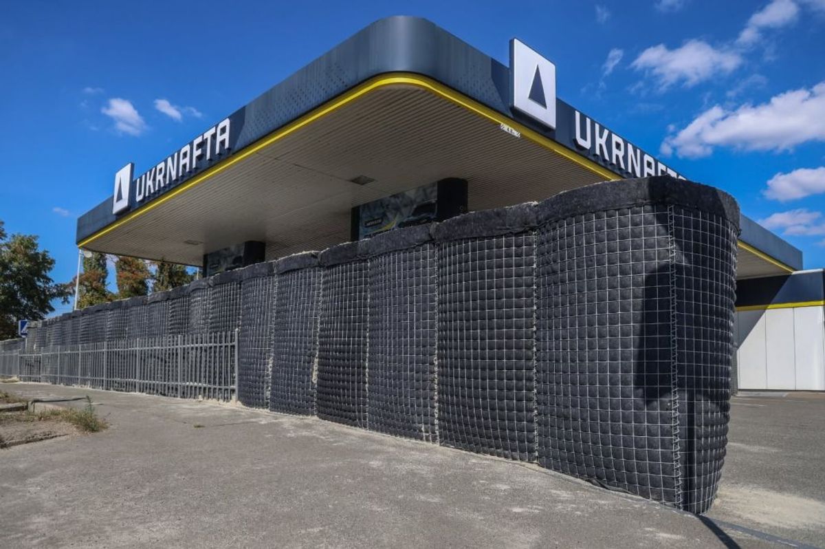 ⚡️ Ukrnafta installs concrete shelters at Kyiv gas stations amid Russian attacks.