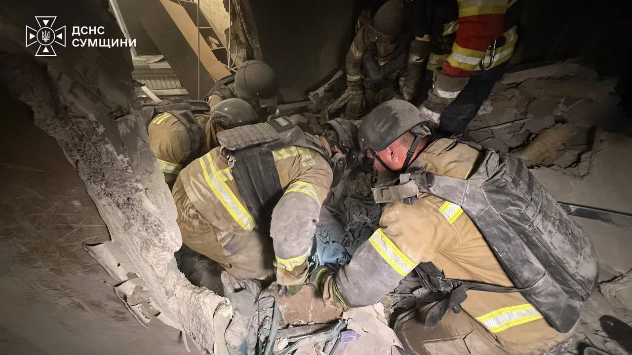 俄罗斯袭击苏梅致2人死亡，制导炸弹击中公寓楼
